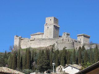 Fototapeta premium View of the Rocca Maggiore castle on the hill in Assisi, Italy on a sunny day 
