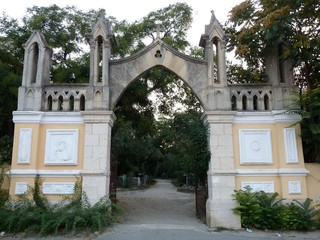 Obraz premium Arched gate to the city Park