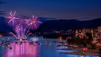 Obraz premium Fireworks on water during Vancouver's Celebration of lights