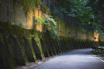 山道と古い擁壁