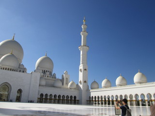 sheikh zayed mosque in abu dhabi