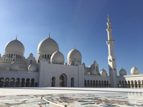sheikh zayed mosque in abu dhabi