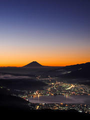 夜明けの富士山と諏訪湖