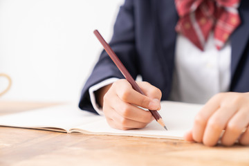 勉強する女の子　制服　ボディーパーツ　手元