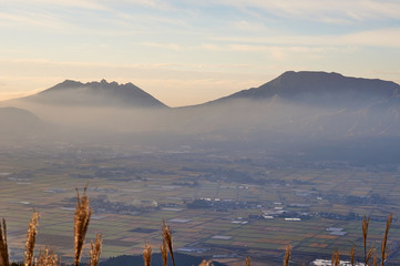 爽やかな朝。熊本県、阿蘇市、大観峰の風景。