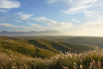 爽やかな朝。熊本県、阿蘇市、大観峰の風景。