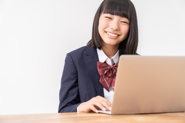 女子学生　制服　パソコン