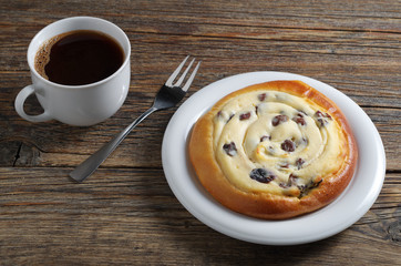Bun with cottage cheese and coffee