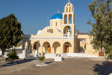 Fototapeta na wymiar Kirche Ágios Geórgios in Oia auf Santorin in Griechenland