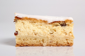 Cheesecake with raisins topped with sugar icing.