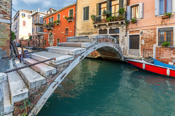 Fototapeta na wymiar Ponte de Chiodo. The only one bridge in Venice with no parapet. Canal Rio di san Falice, Cannaregio, Venice, Italy