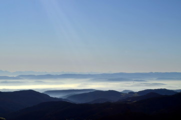 Fototapeta na wymiar Blick vom Belchen auf Gipfel im Nebel