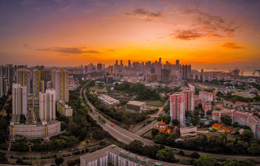 Fototapeta premium Panorama dzielnicy mieszkalnej o zachodzie słońca, południowe centrum Singapuru, z widokiem na centralną dzielnicę biznesową