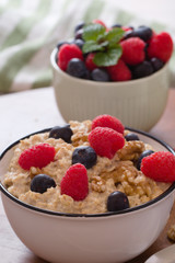 Sommerliches Frühstück mit Heidelbeeren, Himbeeren