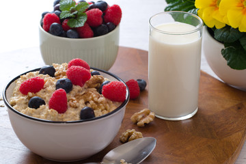 Sommerliches Frühstück mit Heidelbeeren, Himbeeren