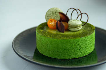 抹茶のホールケーキ、金柑のコンポートとチョコレートのトッピング