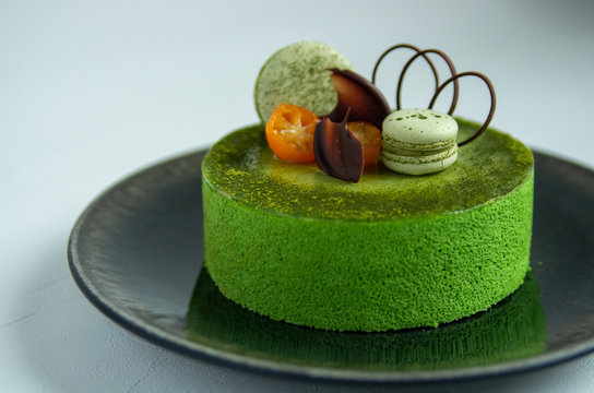 抹茶のホールケーキ、金柑のコンポートとチョコレートのトッピング
