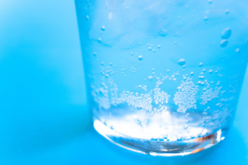 炭酸水　青背景