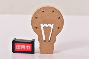 表示灯と木製の電球