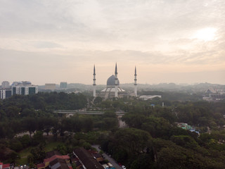 Fototapeta na wymiar Sultan Salahuddin Abdul Aziz Mosque