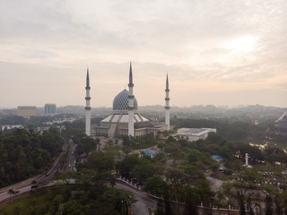 Fototapeta na wymiar Sultan Salahuddin Abdul Aziz Mosque