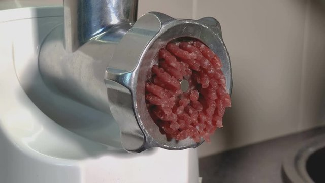 Preparation of forcemeat in the meat grinder