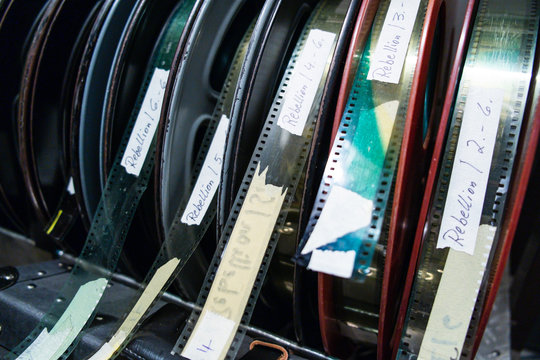 Analoge 35mm Filmrollen in einem Kino