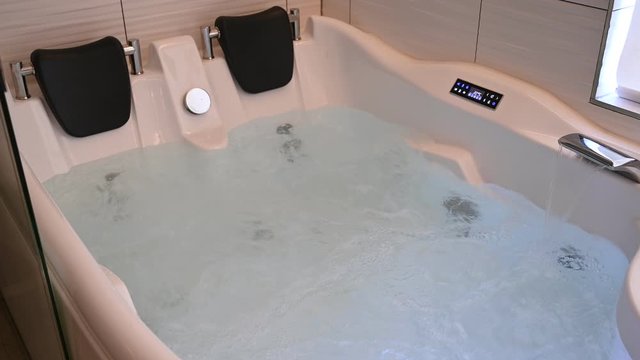 Whirlpool mit farbigem Licht