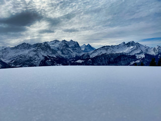 Fototapeta na wymiar winter in the bernese oberland, hasliberg meiringen