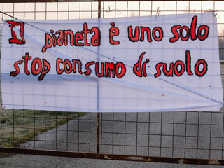 Striscioni contro la cementificazione