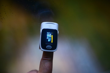 Puls oximeter showing oxygen saturation and heart rate