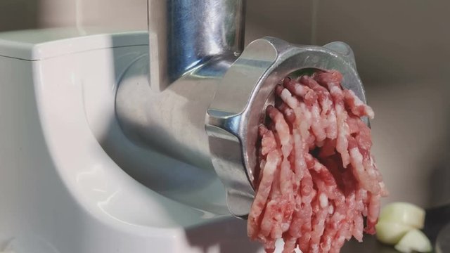 Preparation of forcemeat in the meat grinder