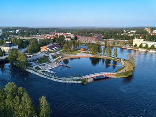 Obraz premium Widok z lotu ptaka na wyspę Ilosaari na rzece Pielisjoki w Joensuu w Finlandii.