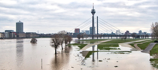 Der Rhein mit Hochwasser in Düsseldorf