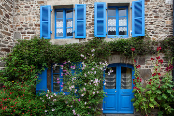 maison bretonne aux volets bleus à Saint-Suliac - obrazy, fototapety, plakaty