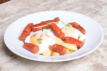 Chistorra dish with egg, potatoes and Iberian ham