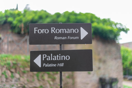 Placa para turistas apontando a dire&ccedil;&atilde;o do forum romano  e do pal&aacute;cio (palatino) em Roma, It&aacute;lia