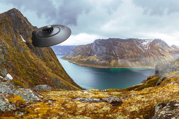 An crashed UFO © Val Thoermer