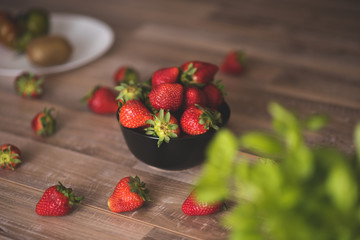 Fresas sobre suelo de madera vintage, natural y colorido.