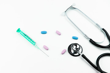 Stetoskop i dodatki lekarskie na stole