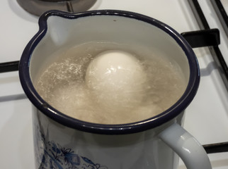 Eier im Topf mit kochendem Wasser