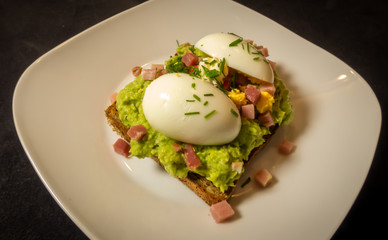 Guacamole mit Bacon und Ei