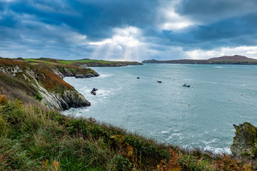 Obraz premium Shafts of light over a coastal landscape