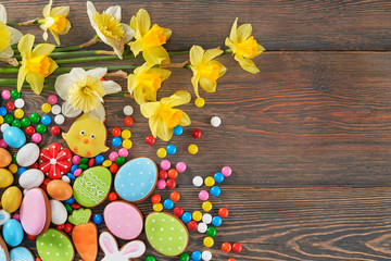 Fototapeta na wymiar Easter glazed cookies and daffodils.