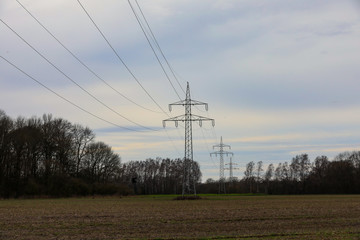 Stromleitung Hochspannungsmast in der Energiewende für erneuerbare Energien