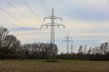 Stromleitung Hochspannungsmast in der Energiewende für erneuerbare Energien