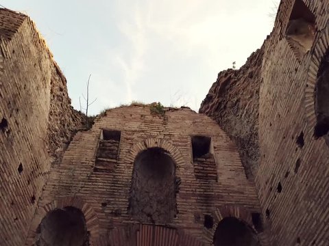 Rudere di una antica torre romana in mattoni ripresa dall'interno