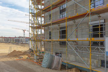 Neubau Wohnungen, Schaffung Wohnraum, Schliessung Baulücke, Gerüstbau, Rohbau, leere Baustelle,...