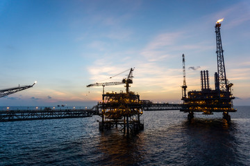 Obraz premium Offshore production platforms complex connected with bridges at oil field