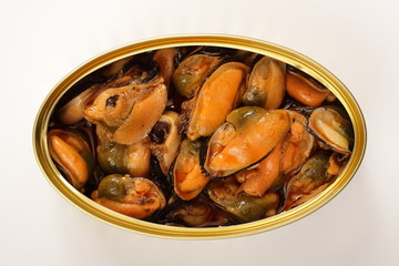 Muscheln in Sauce in der Dose